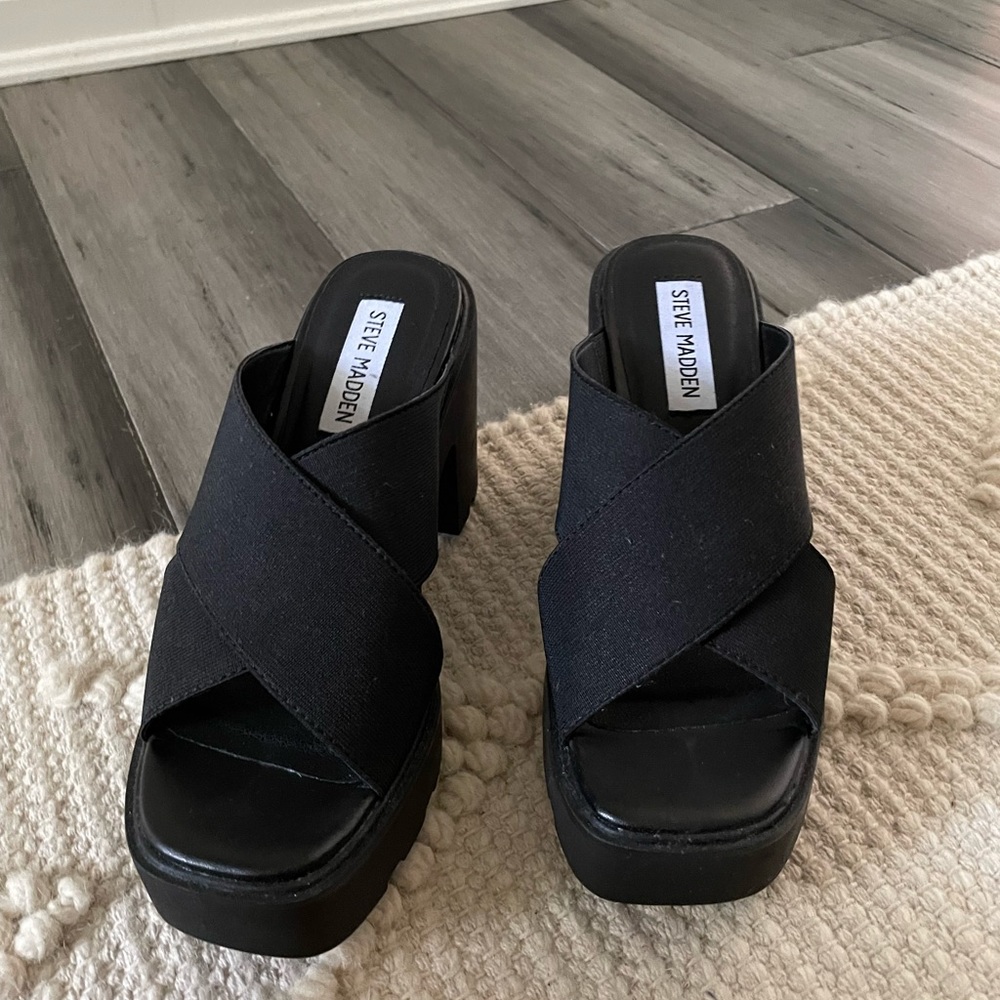 Steve Madden black platform sandals